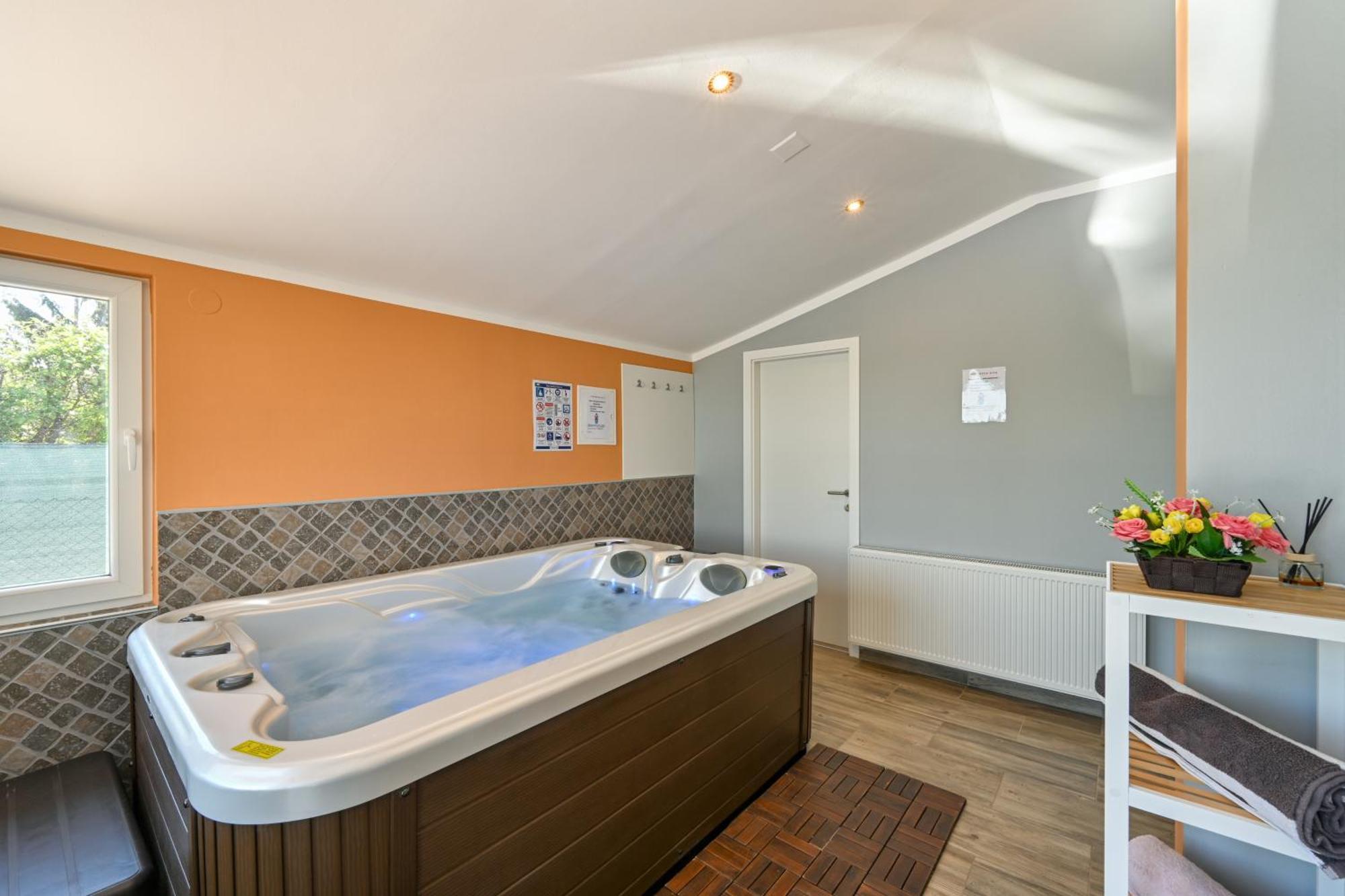 Cvetkova Hiza Sa Jacuzzijem Villa Tuheljske Toplice Exteriör bild